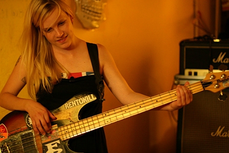 Mädchen am Bass